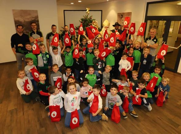 Nikolaus mit allen Kindern auf einem Foto