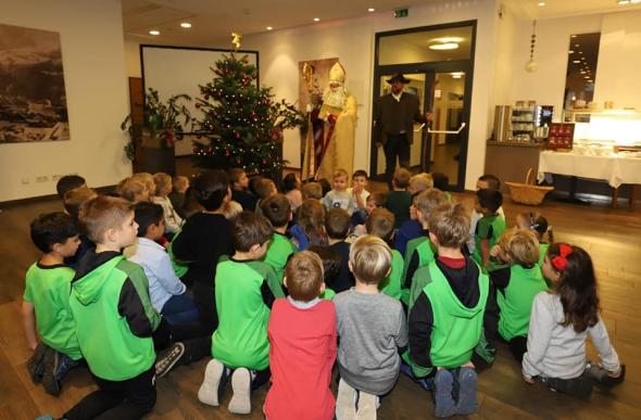 Nikolaus spricht vor den Kindern