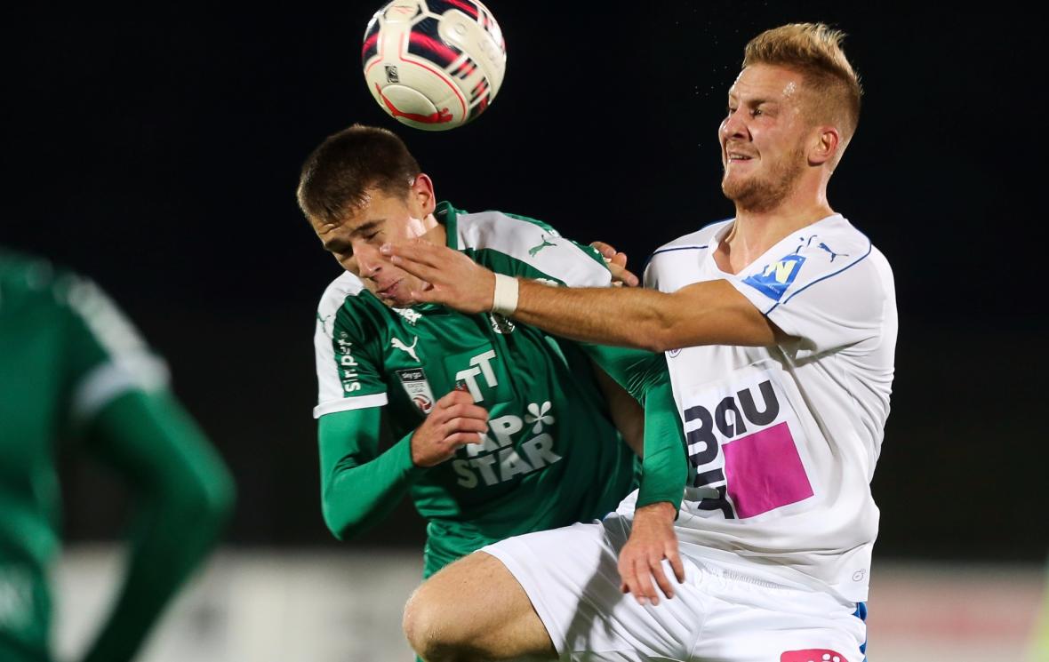 Duell im Plüsch-Stadion