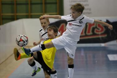 U9-Spieler im Zweikampf