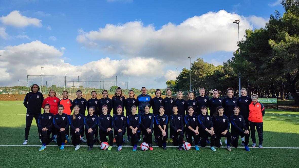Trifft mit dem kroatischen U15-Frauennationalteam auf Rumänien: Petra Zengić (8. v.l.; stehend)