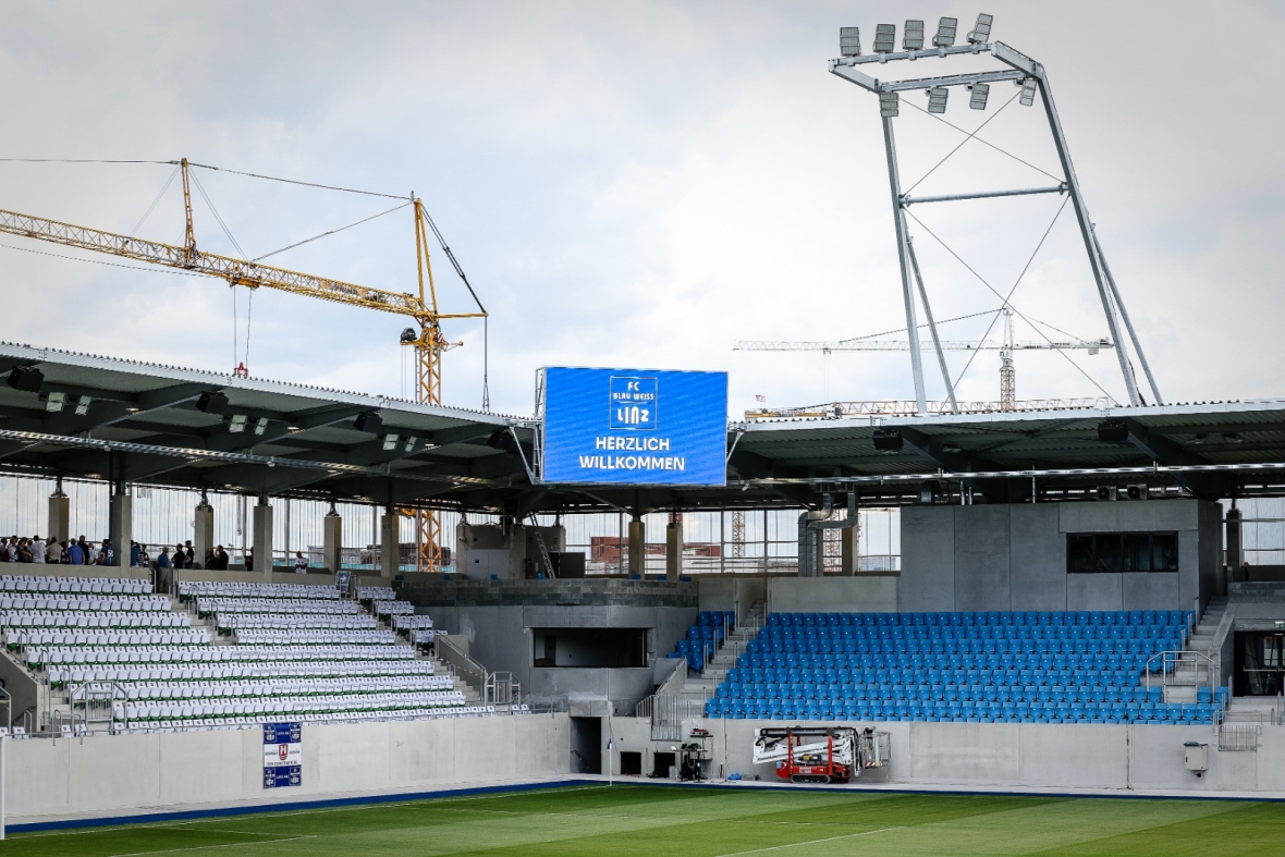 Premiere für unsere Grün-Weißen: Zum ersten Mal seit der Eröffnung im Sommer 2023 gastieren Adam Stejskal & Co. im Hofmann Personal Stadion an der Linzer Donaulände