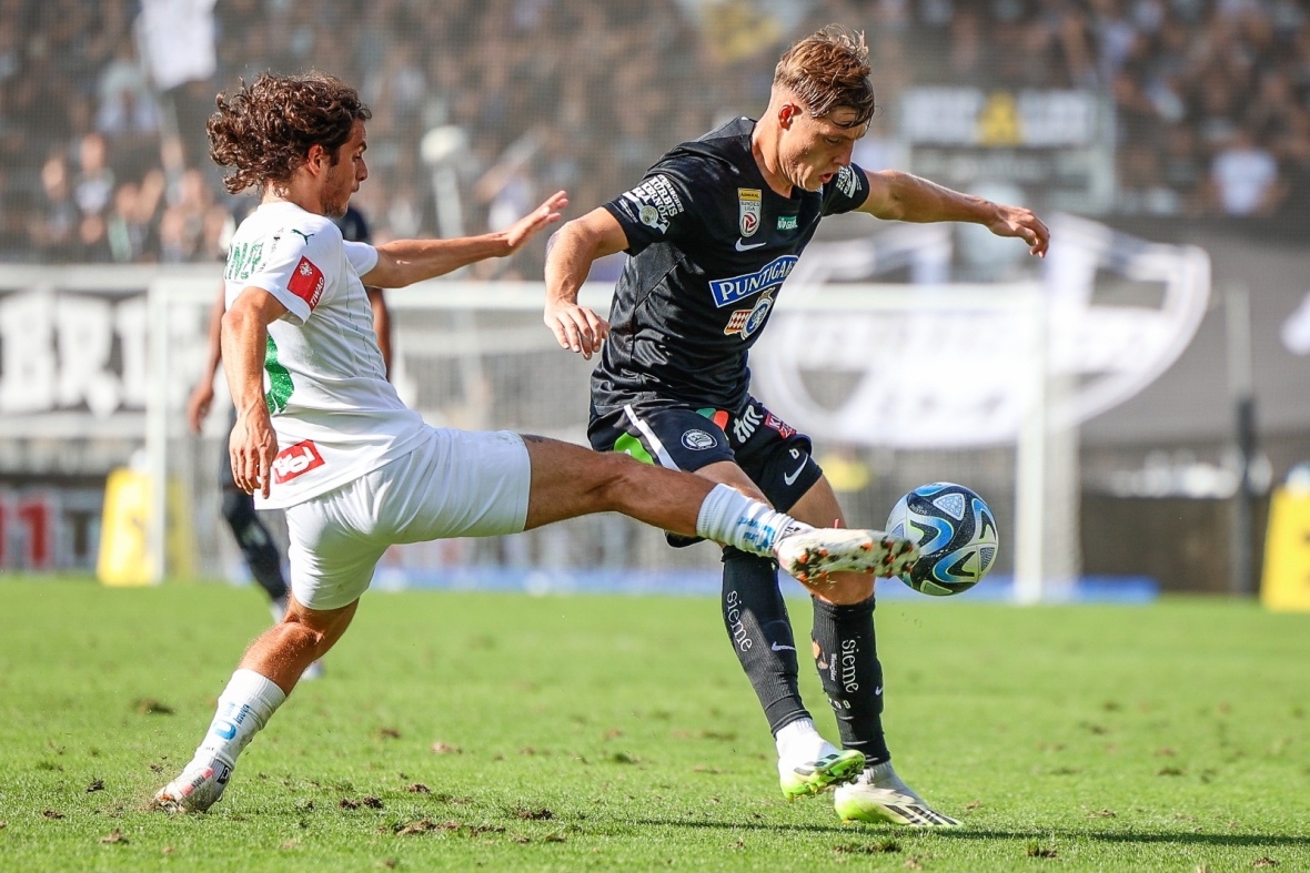 Beim ersten Aufeinandertreffen in dieser Saison (9. Spieltag) behielten die Grazer rund um Nationalspieler Alexander Prass (re.) knapp mit 0:1 die Oberhand. 