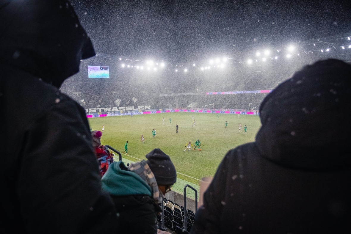 Winter Wonderland in Linz: Kurz vor Pausenpfiff hüllte Frau Holle die Raiffeisen Arena in ein weißes Kleid