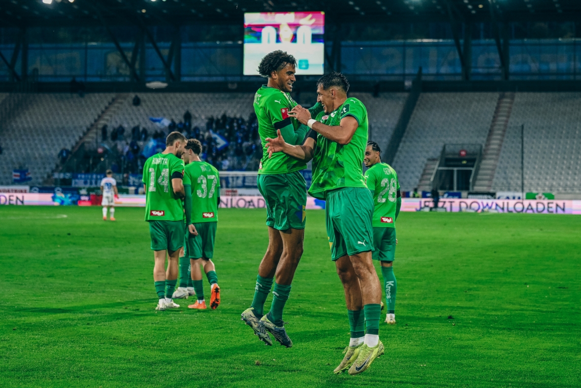 Zwei Abwehrhünen unter such: Jamie Lawrence und Marco Boras bejubelten den ersten Bundesligatreffers des Deutschen. Zwei Abwehrhünen unter such: Jamie Lawrence und Marco Boras bejubelten den ersten Bundesligatreffers des Deutschen.