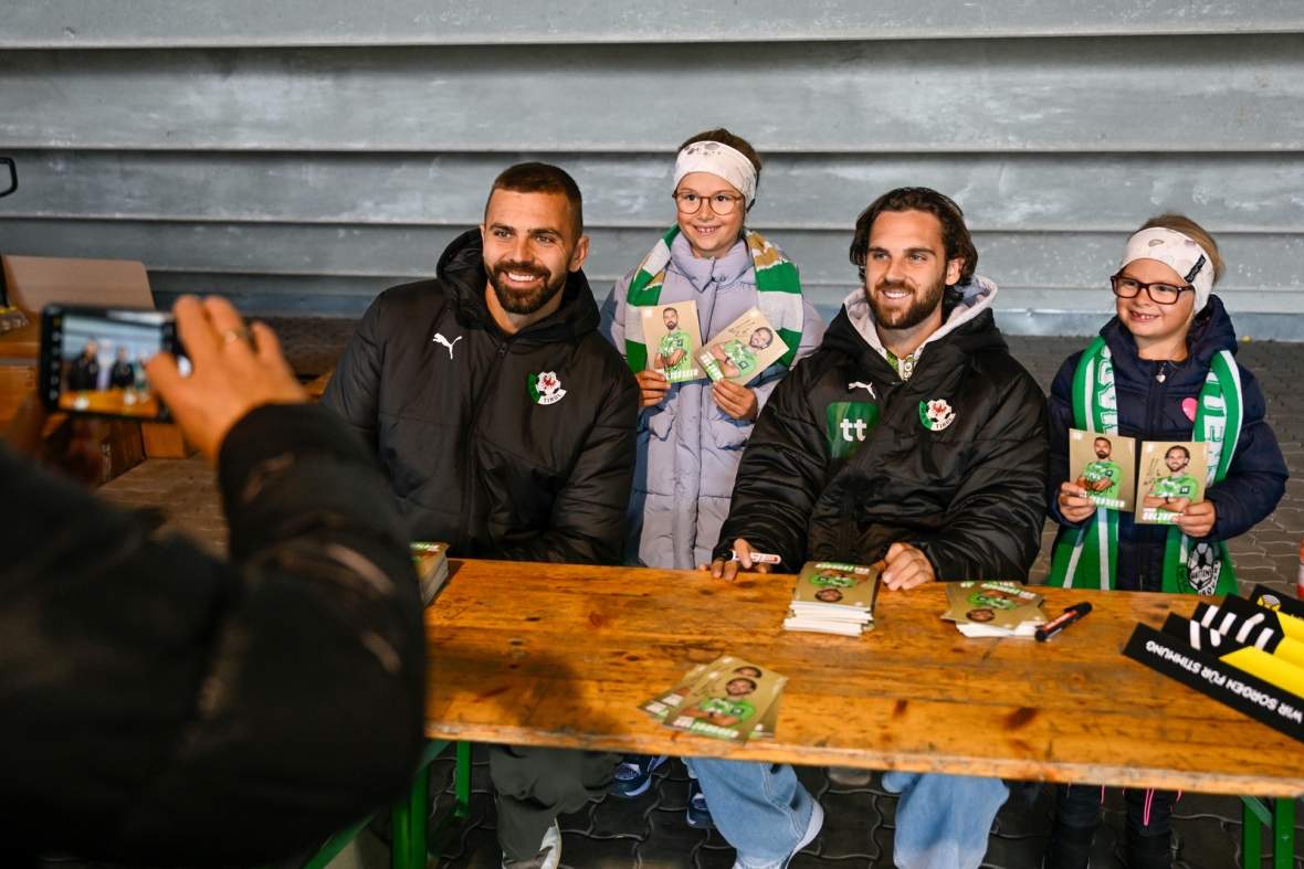 Hat auch in den schwierigen Phasen der Reha nie sein Lächeln verloren: Comebacker Lukas Sulzbacher (re.)