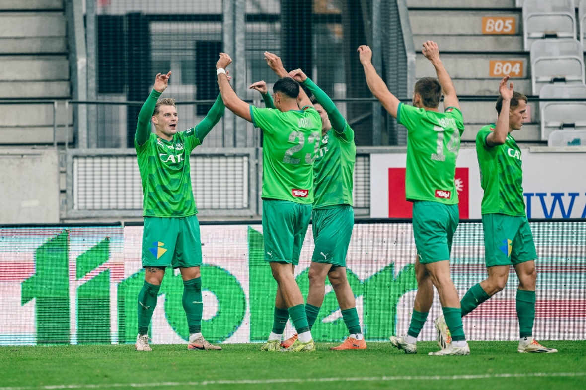 Nikolai Baden Frederiksen (li.) sorgte für die verdiente Pausenführung unserer Burschen.