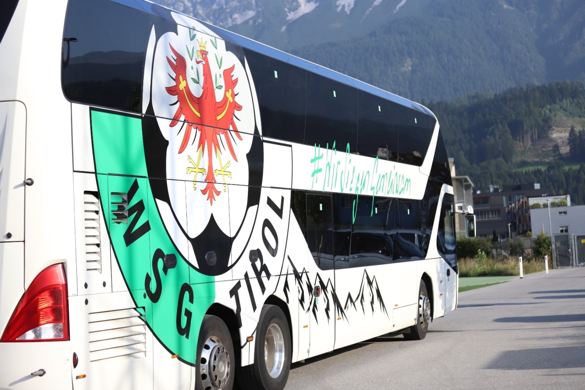 Ein echter Hingucker auf der Straße: Vor dem Auswärtsspiel in Graz hat auch der Mannschaftsbus unserer Grün-Weißen ein Rebranding erhalten.