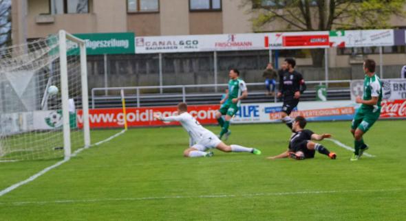 Hier schlenzt Pranter den Ball am Bregenzer Schlussmann zum 1:0 vorbei